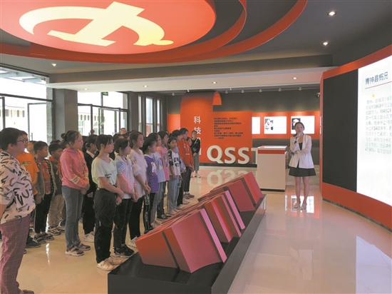 全民科普日活動中，組織學(xué)生參觀青神縣科技館。.jpg