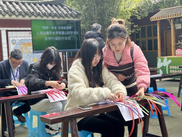  上海臺商子女學校體驗非物質文化遺產青神竹編。