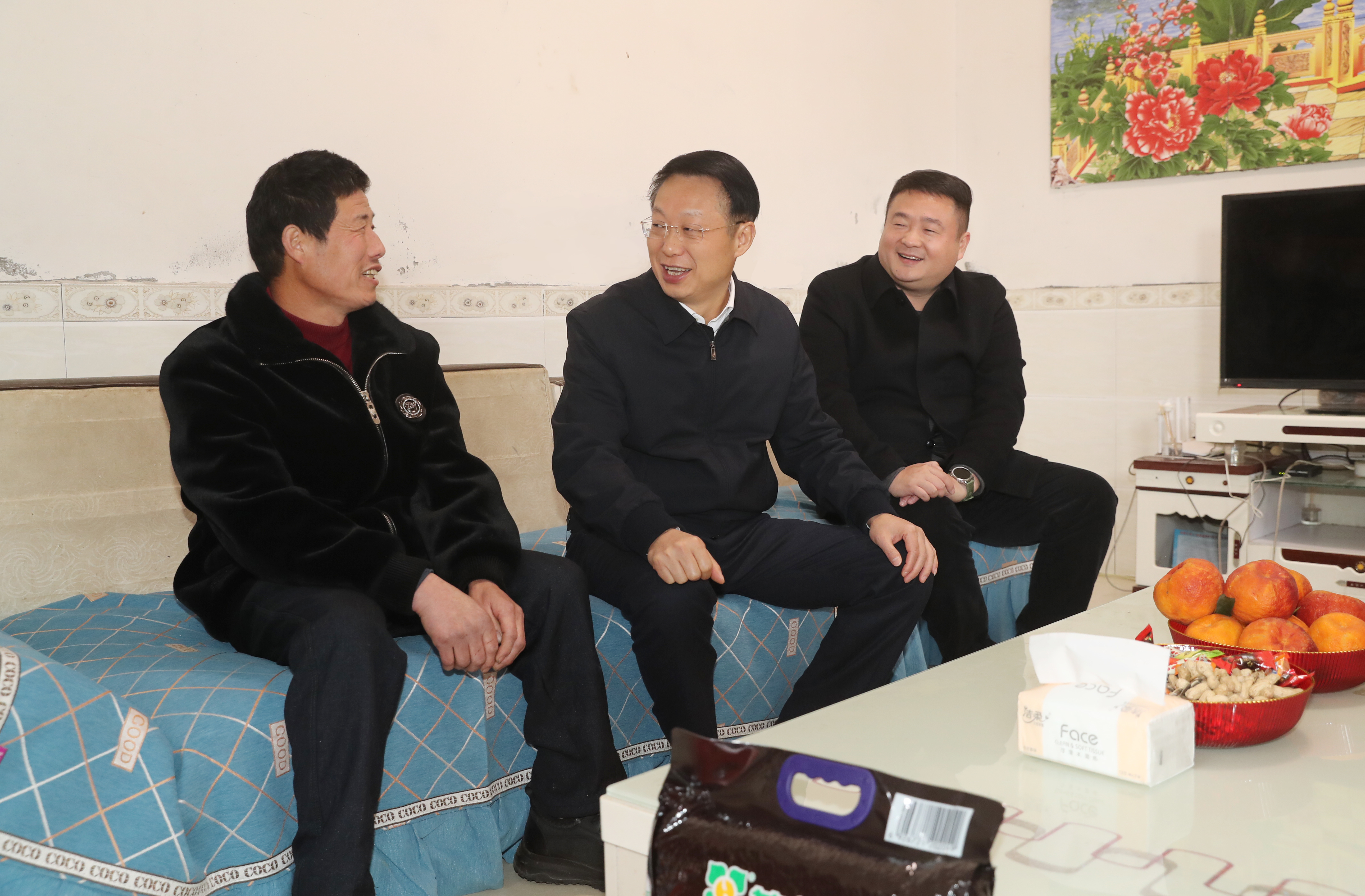  1月26日，黃河在東坡區尚義鎮鐵爐村3組，走訪慰問防返貧監測戶楊紹田。