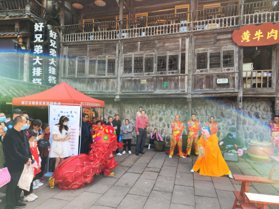 柳江古鎮(zhèn)景區(qū)醉獅表演.png