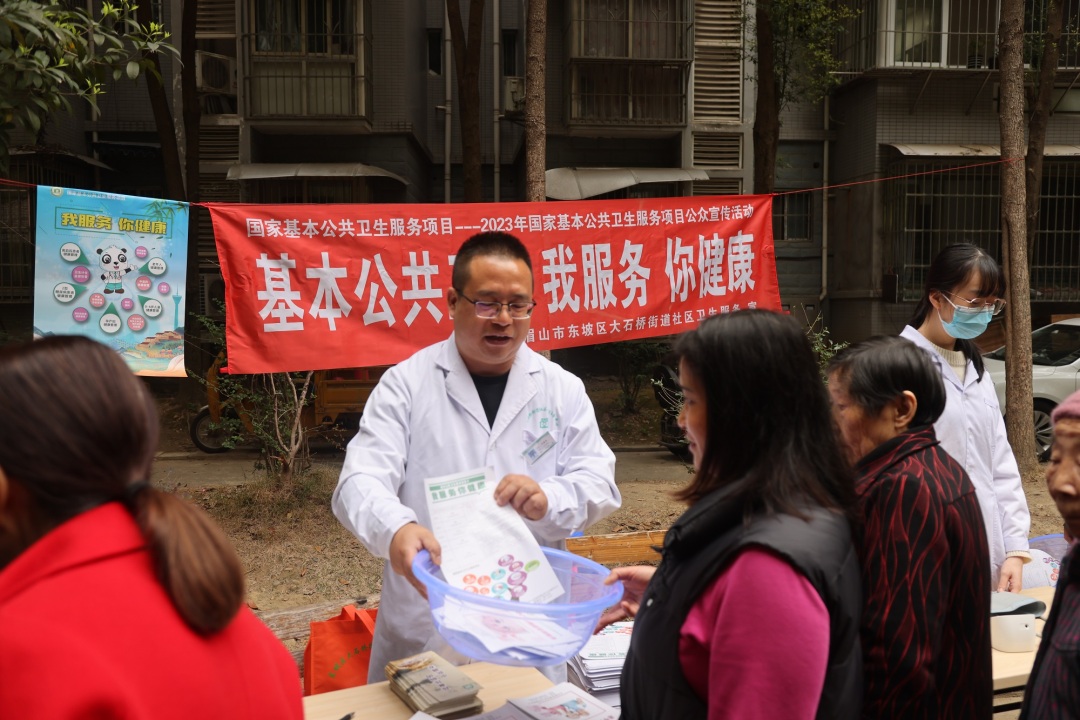 正在向居民宣傳“國(guó)家基本公共衛(wèi)生服務(wù)項(xiàng)目”的重要意義、服務(wù)政策、服務(wù)內(nèi)容和接受服務(wù)的渠道。.JPG