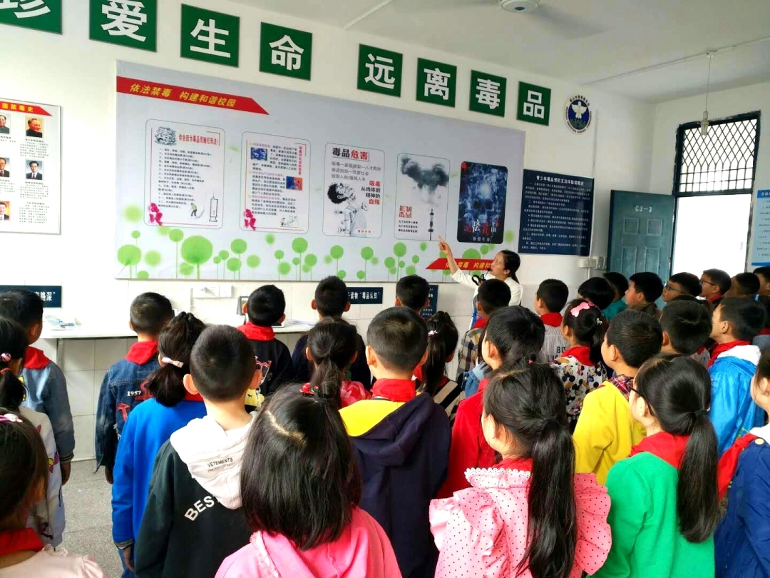 禁毒體驗館聽老師講解.jpg