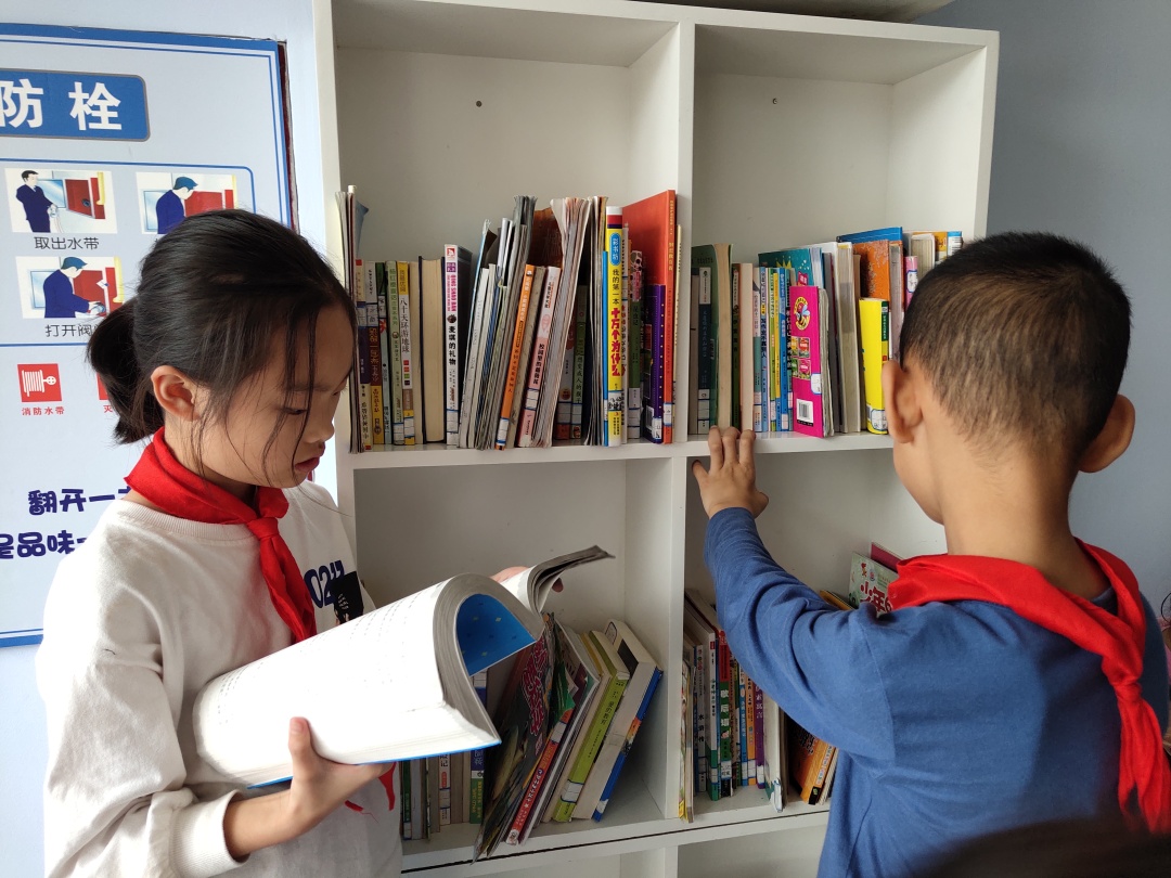 學生在課間書吧閱讀.jpg