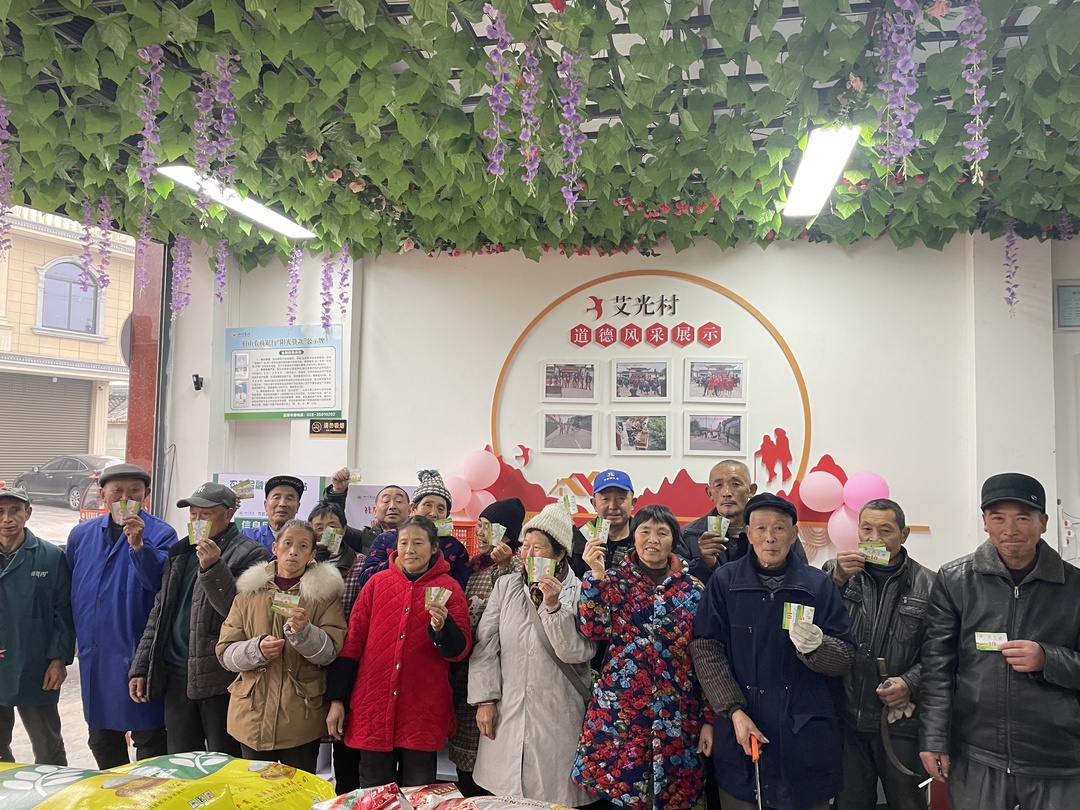 建設文明鄉風道德超市，“以德換得”積分的方式換取道德幣，村民們兌換到物資.jpg