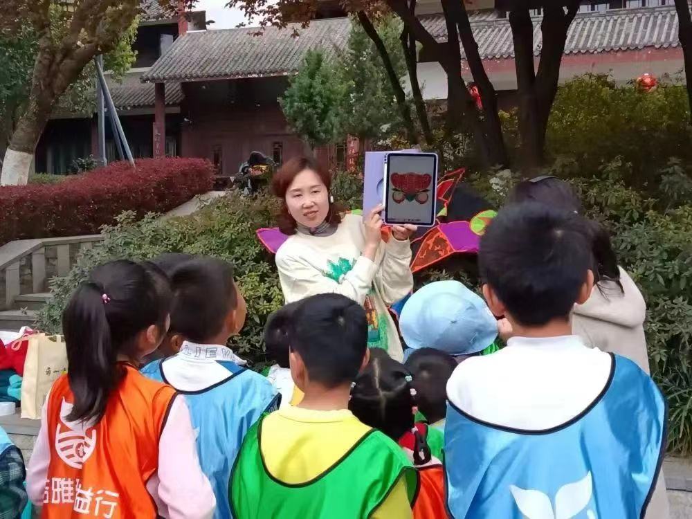 小朋友認真聆聽風(fēng)箏制作過程。.jpg