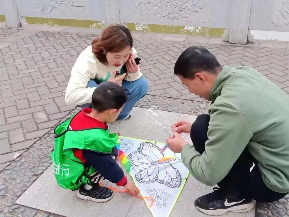 小朋友在家長的陪同下制作風(fēng)箏。.jpg