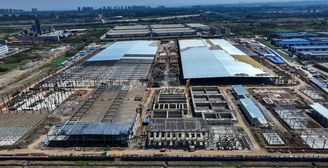 通威32GW太陽能電池項目（一期）施工現場一派熱火朝天。.jpg