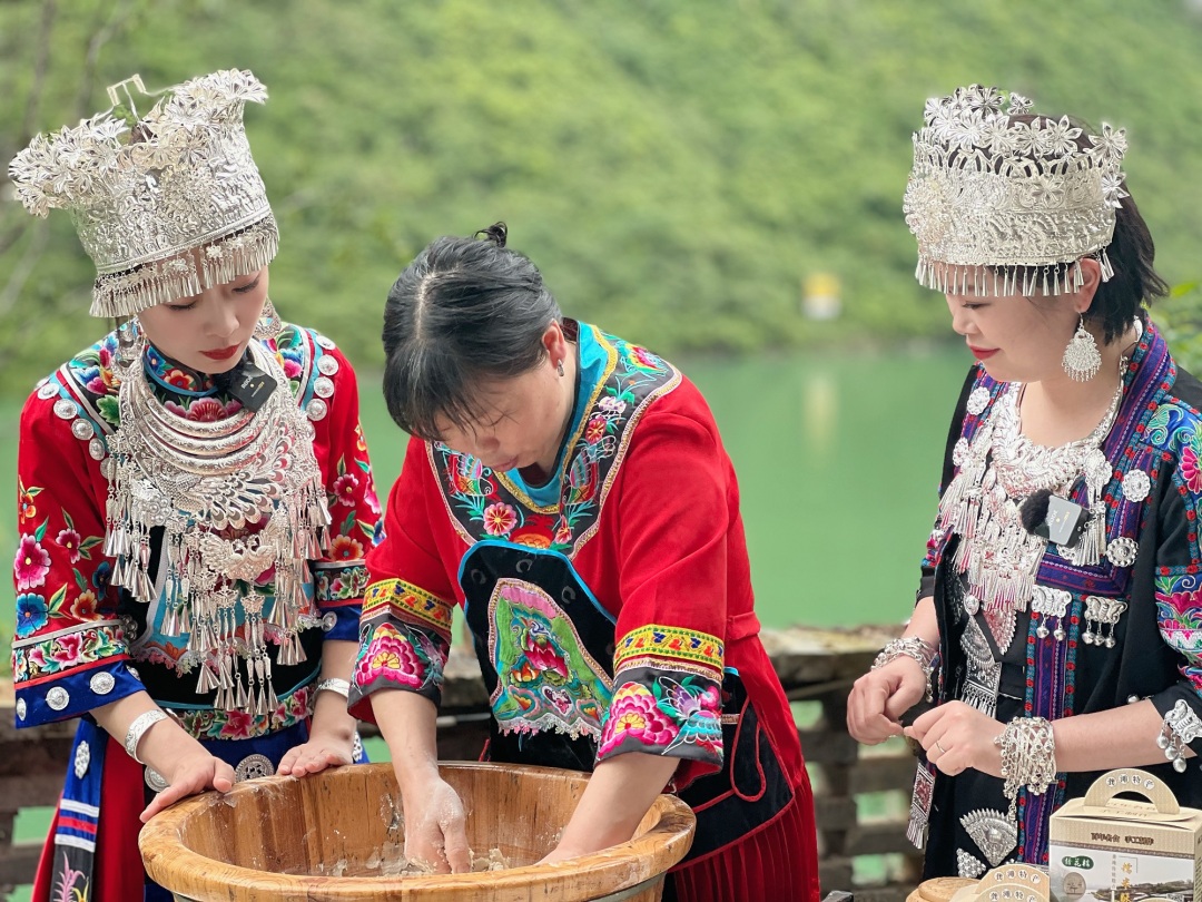 采訪團體驗制作手工美食。.jpg