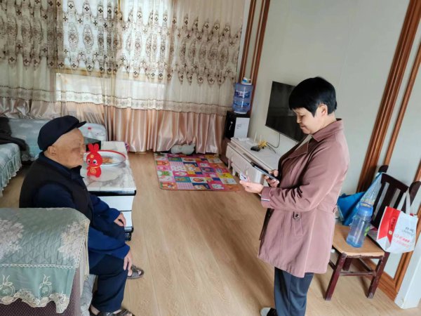  幸福村干部到黃春林老人家中辦理認(rèn)證。