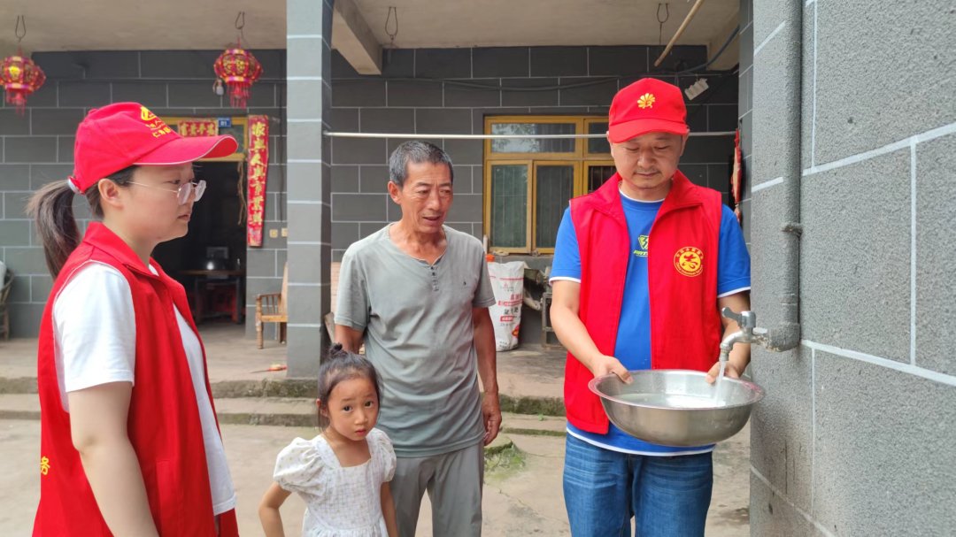 志愿者進村入戶，宣傳節(jié)約用水。.jpg