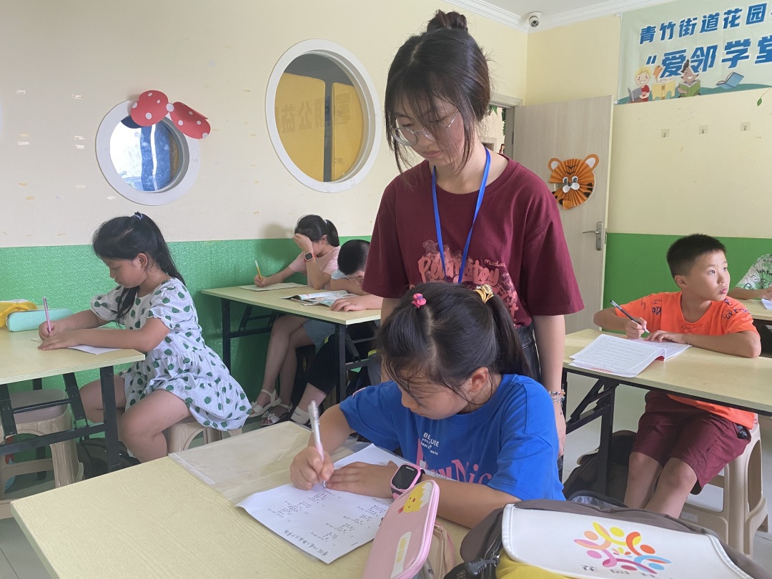 大學生志愿者正在進行輔導。.jpg