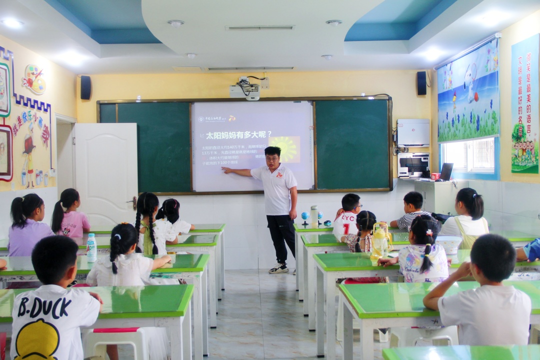 大學生志愿者為孩子們上科創課。