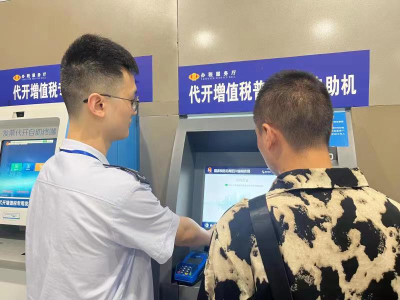 杜貞成（左）在市民服務中心幫助群眾辦理業務。.jpg