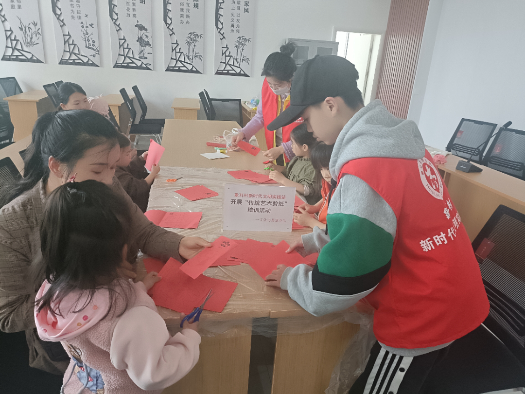 開展傳統剪紙活動。