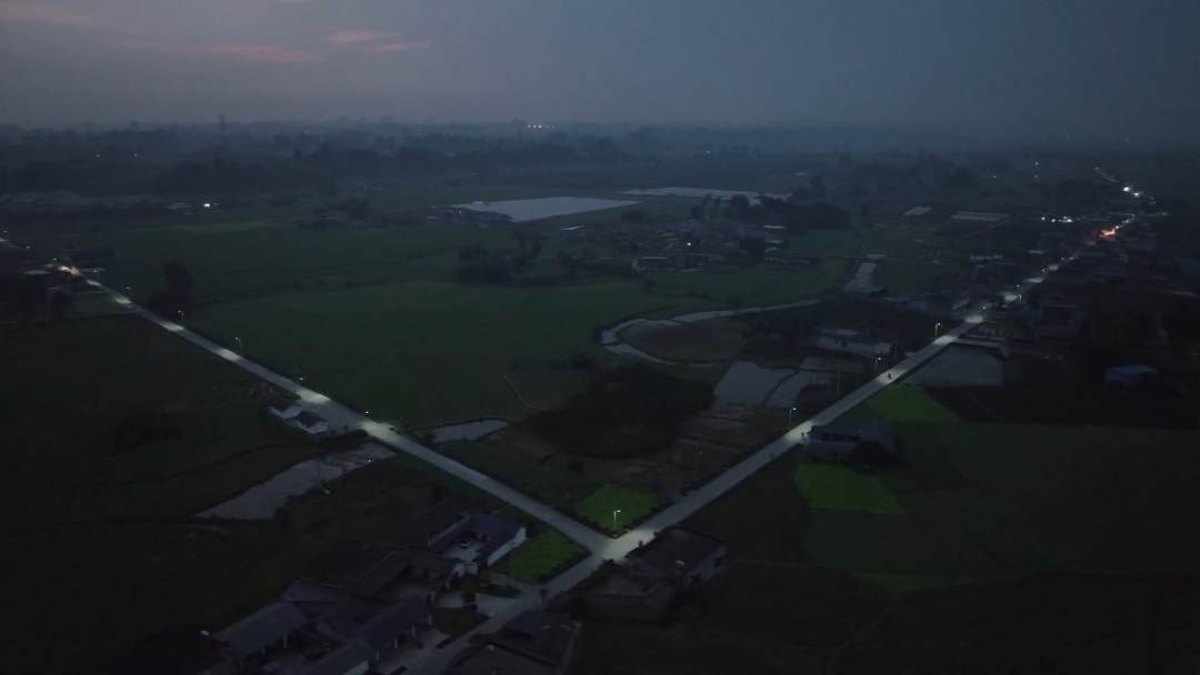 路燈亮了，夜間走路更安全。.jpg