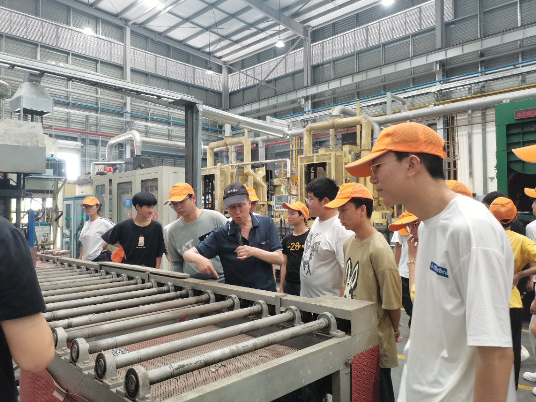 學生到企業實訓基地實操。