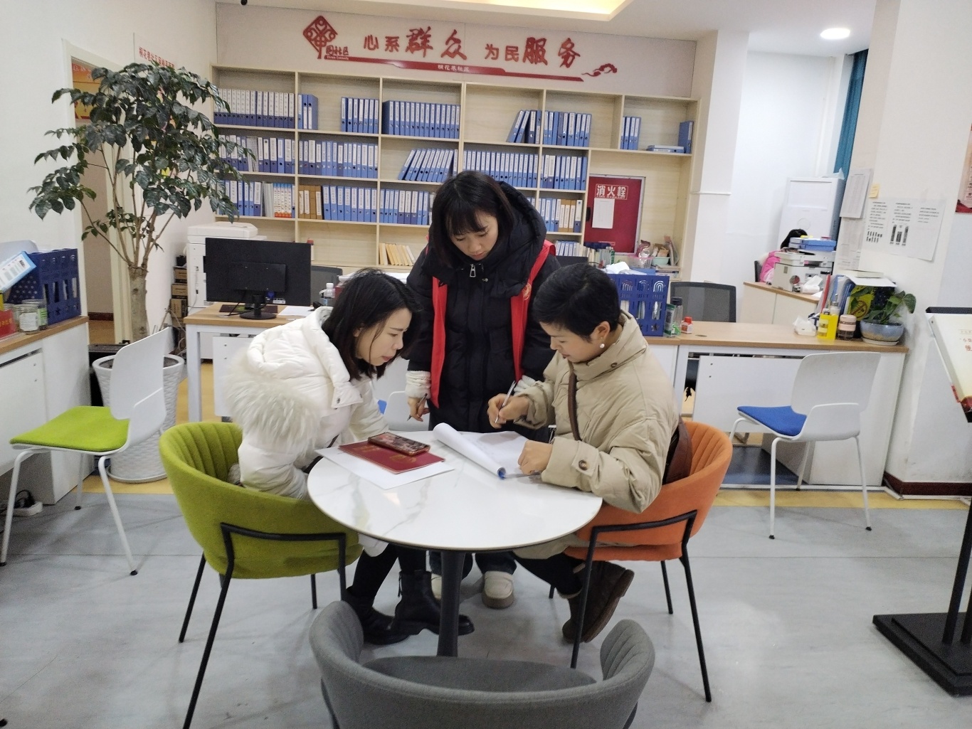  社區工作人員幫助居民進行醫保驗證、審核。