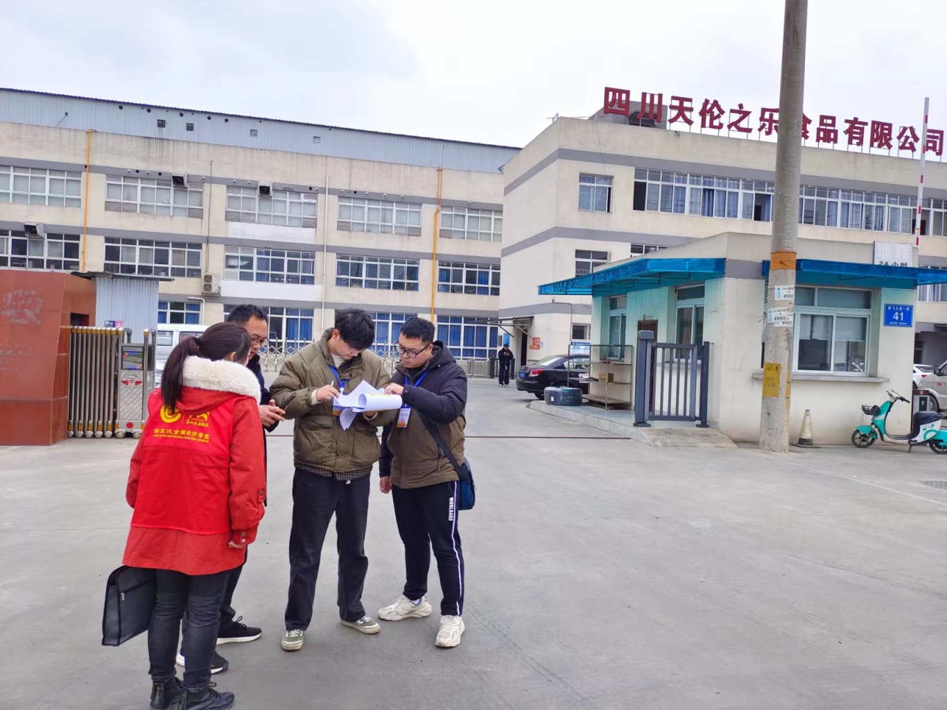  新區普查“兩員”對照企業提供的原始資料，在電子終端上逐項對照錄入數據。