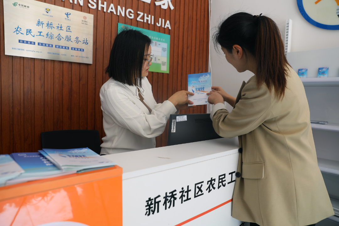  群眾在農民工綜合服務站咨詢就業政策。