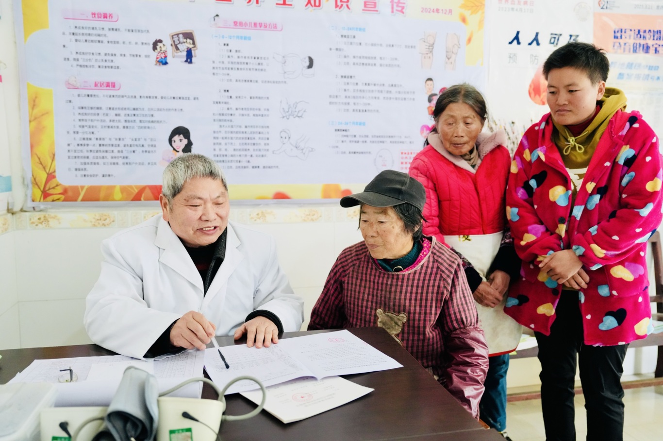 12月16日，在青神縣青竹街道沙河壩村村衛(wèi)生室，村醫(yī)方元昭正在為群眾進(jìn)行診療。.JPG