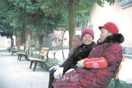 泥灣村的老人們正在聊天。.jpg