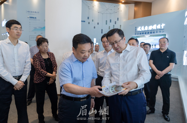 27日，德陽市黨政代表團在眉山天府新區中日國際康養城項目規劃展示館詳細了解項目規劃、建設情況 。（記者 楊槐 攝）()。.jpg