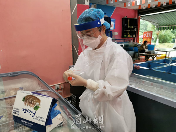 采樣人員正在對海鮮產品進行現場檢查。