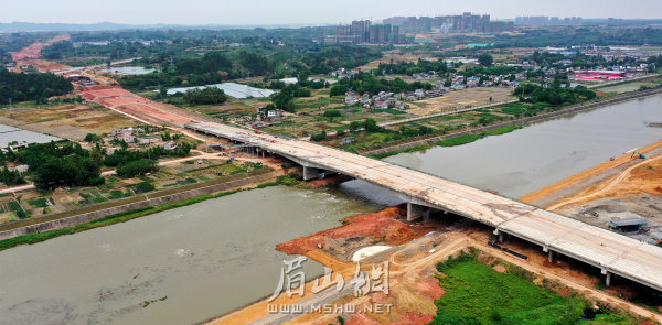 眉山天府新區(qū)建設中的交通項目。