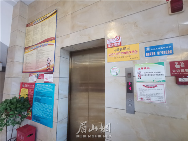 電梯旁的各種“創文”和消防宣傳.jpg