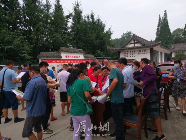 精準(zhǔn)扶貧專場招聘會現(xiàn)場。