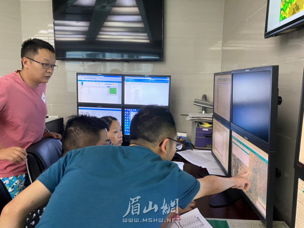 彭山區氣象局全體班子成員和業務人員24小時堅守一線，嚴密跟蹤監測。本報記者 林茂春 攝