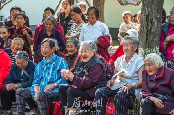 晚年生活幸福，壽鄉老人喜笑顏開。