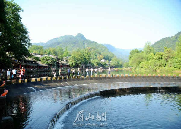 柳江鎮風景如畫。