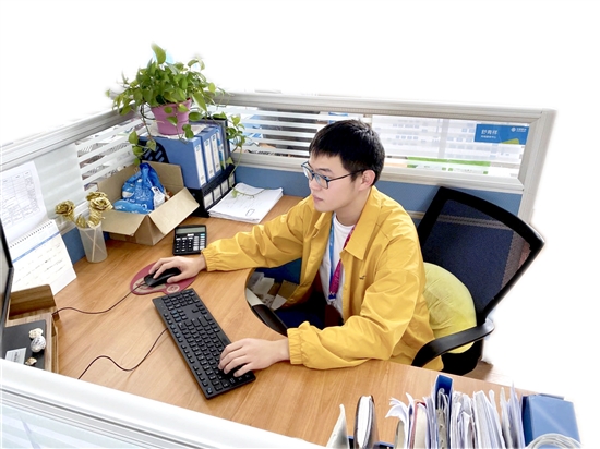 踏上職業(yè)生涯的周高。.jpg