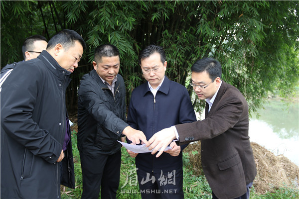 11月20日，胡元坤暗訪毛河彭山段河長制工作落實情況。 記者 段小鋒 攝.JPG