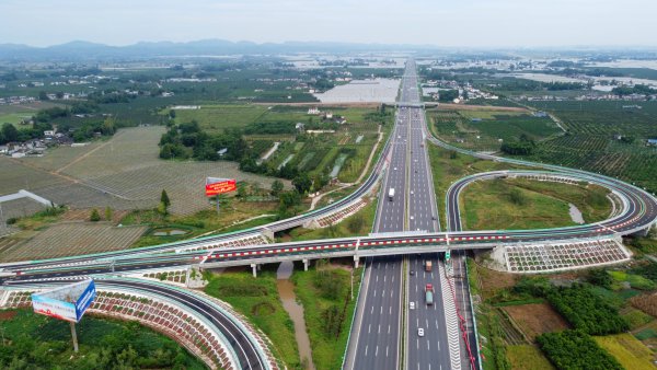 成樂高速公路擴容重要節(jié)點工程彭山新互通已通車。（彭山區(qū)委宣傳部提供）
