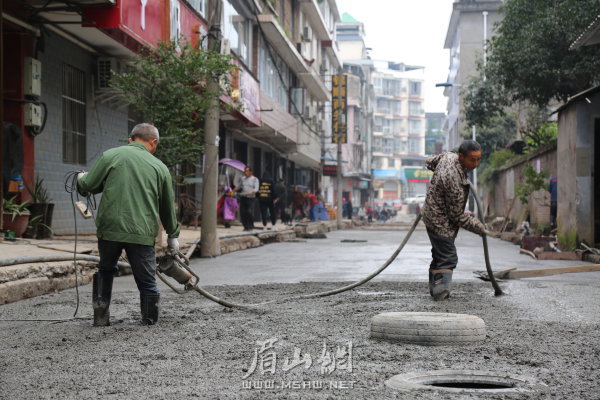 洪雅縣小南街片區(qū)老舊小區(qū)改造正在進(jìn)行雨污水管和路面施工。
