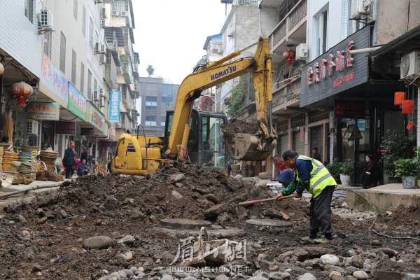 洪雅縣小南街片區(qū)老舊小區(qū)改造正在進(jìn)行雨污水管和路面施工。