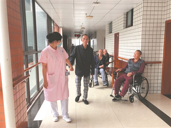 在龔村養護中心，失能半失能老人有專業醫護人員照料。.jpg