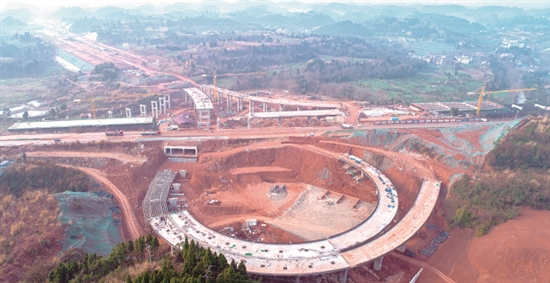 目前，資陽臨空經濟區縱四路與成資大道互通立交已完成60%工程量，計劃今年10月投用。（圖據《資陽日報》）