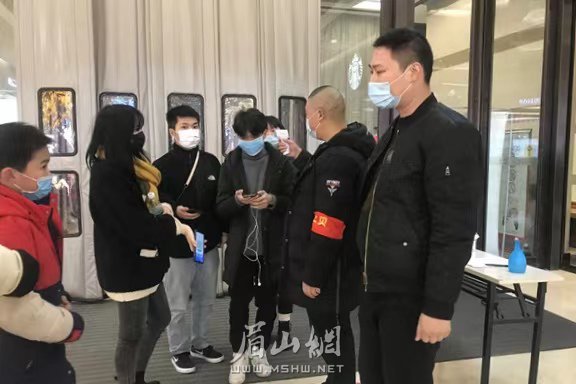 在城區一商場，市民排隊測溫和出示健康碼。