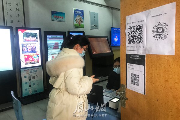 市民在經過測溫、亮碼、登記后，進入市圖書館