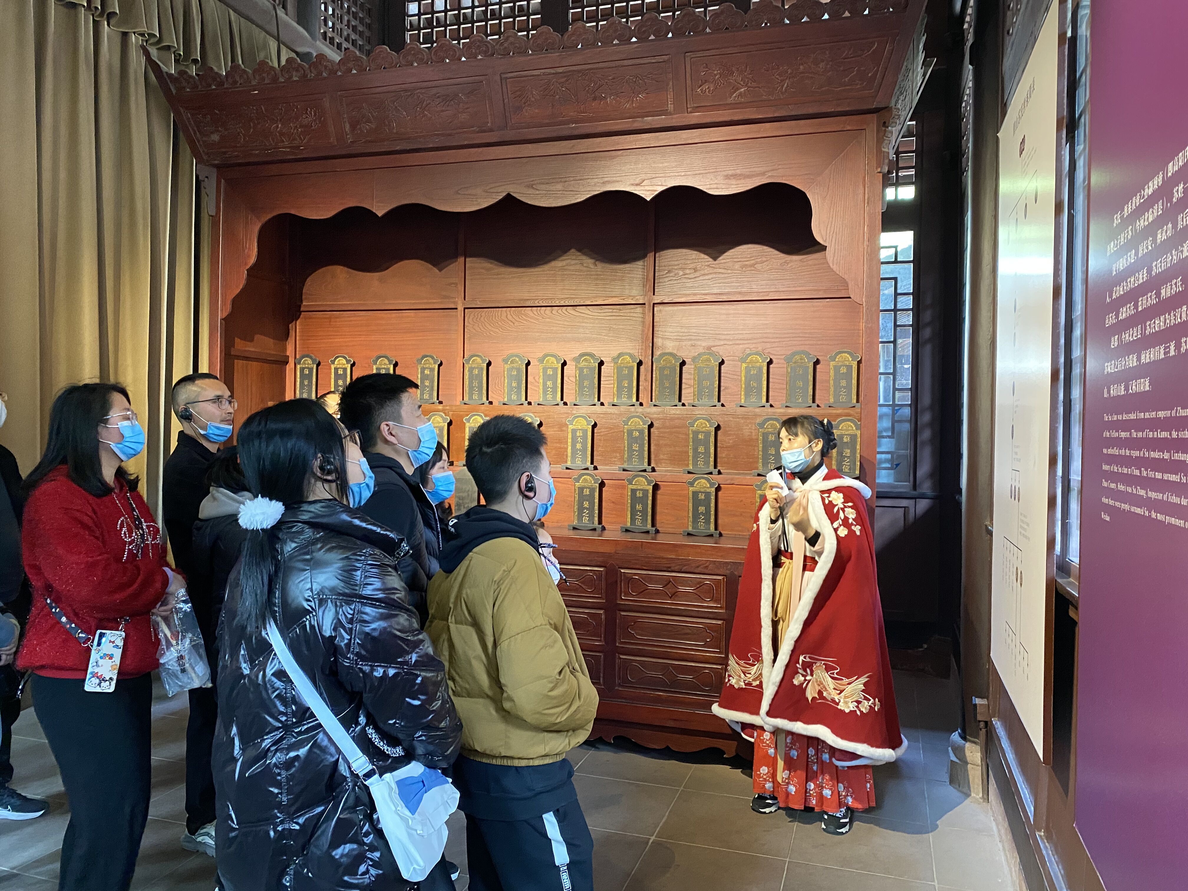景區志愿者為游客講解三蘇文化，并宣傳文明旅游。.jpg