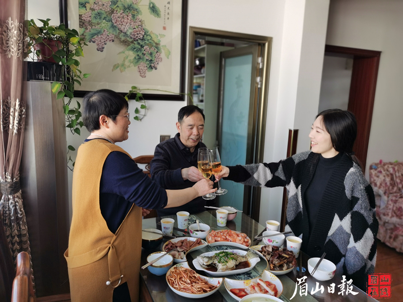 一家三口吃個團(tuán)年飯。