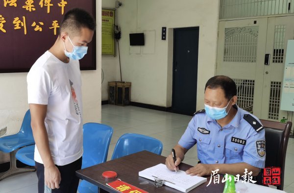 袁顯華（右一）認真做好出入人員登記，守好工作單位疫情防控第一道關口