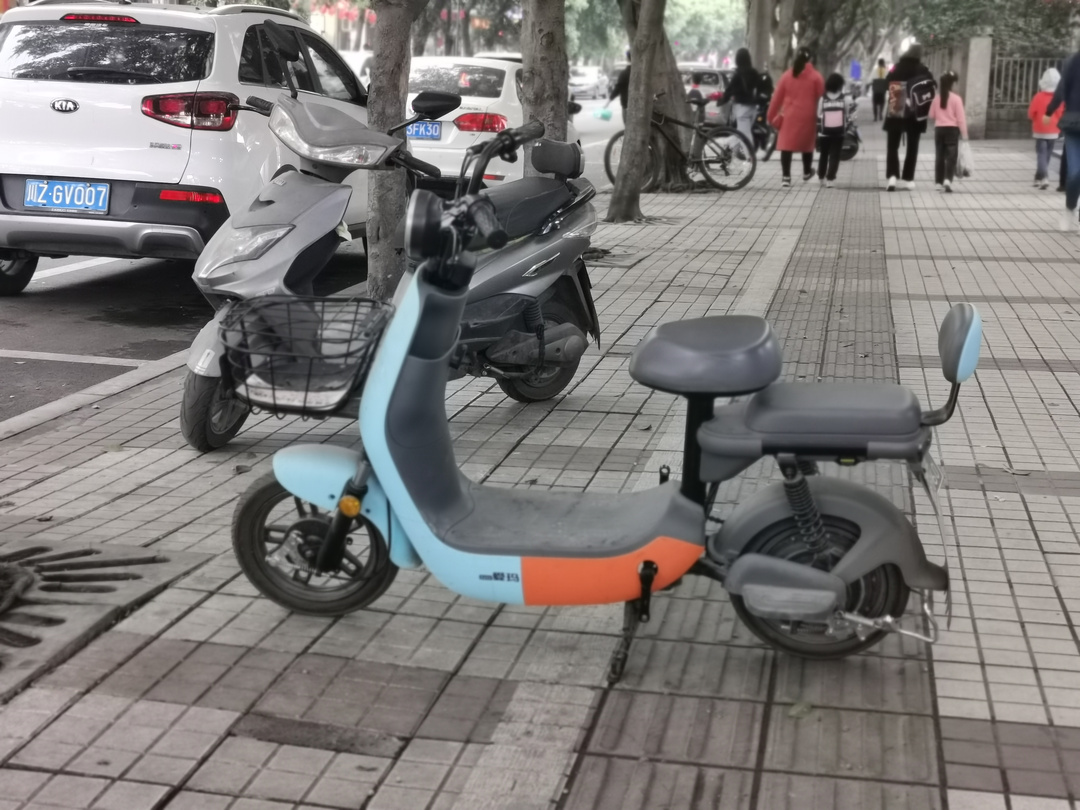 江鄉(xiāng)路人行道上，一輛占用盲道的電瓶車有些突兀。.jpg