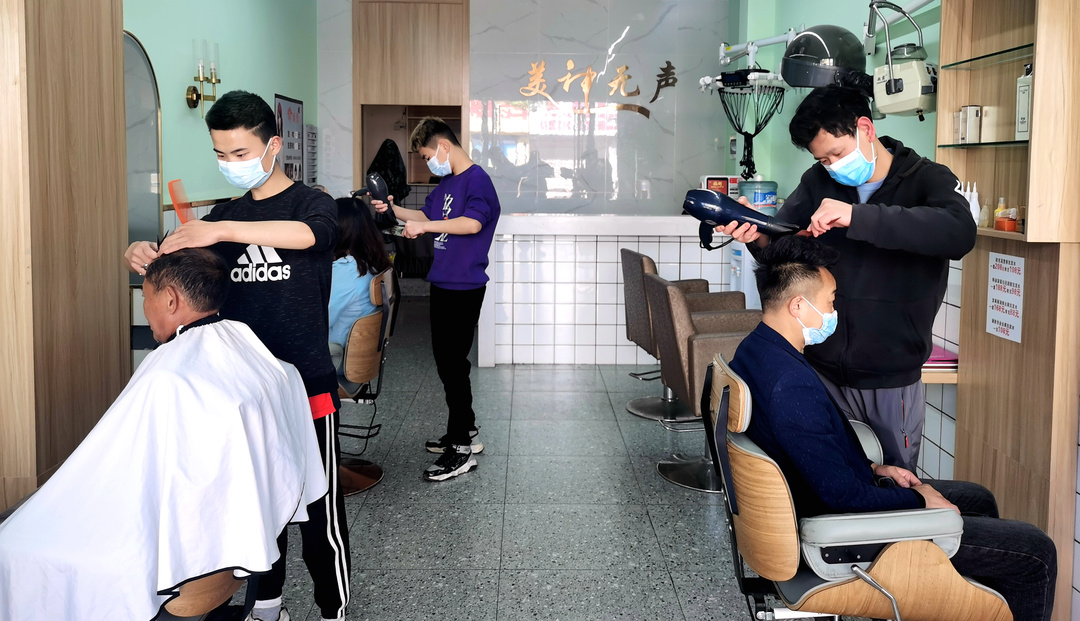 聾啞學生在理發店內工作。.jpg
