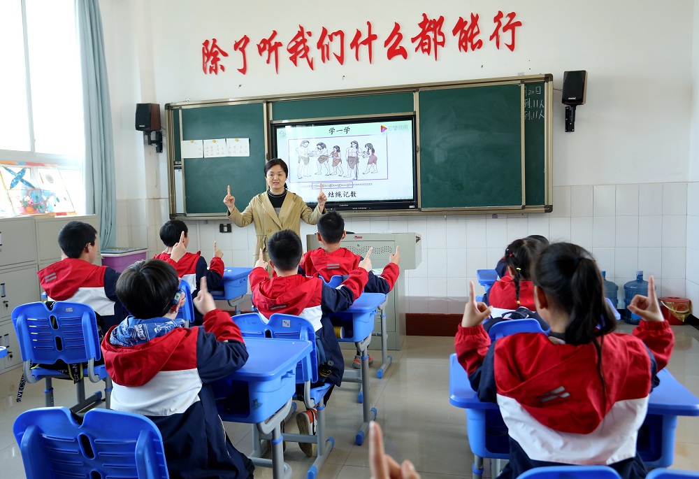 學生們正在學校里認真上課。.jpg