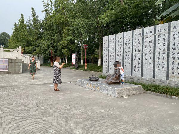 7月17日晚7時24分，一名小孩隨意攀爬雕塑。