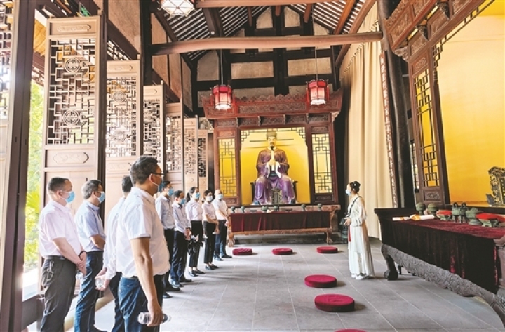 我市黨員干部在三蘇祠廉潔文化基地開(kāi)展家風(fēng)家訓(xùn)教育。（資料圖片）